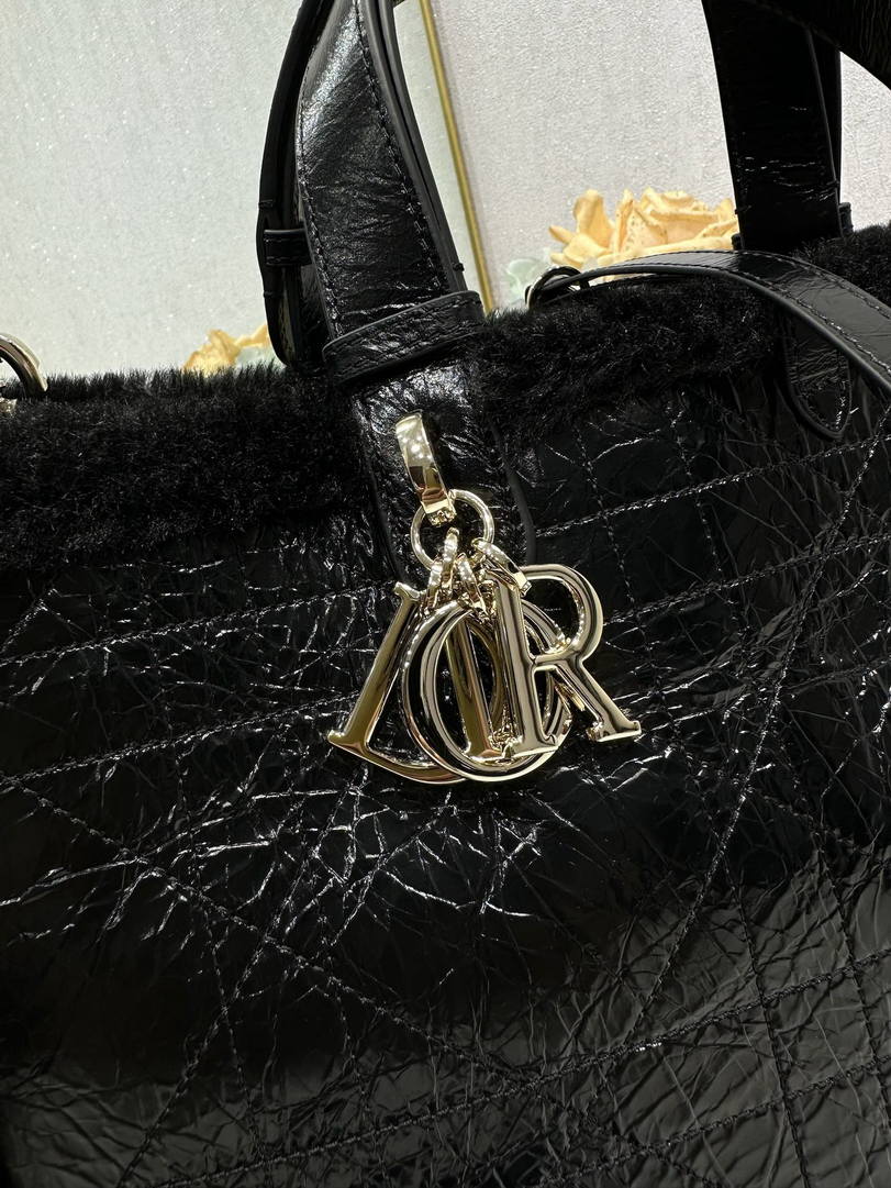 Dior M2820 Large Dior Toujours Bag Black Macrocannage Crinkled Calfskin and Merino Wool
