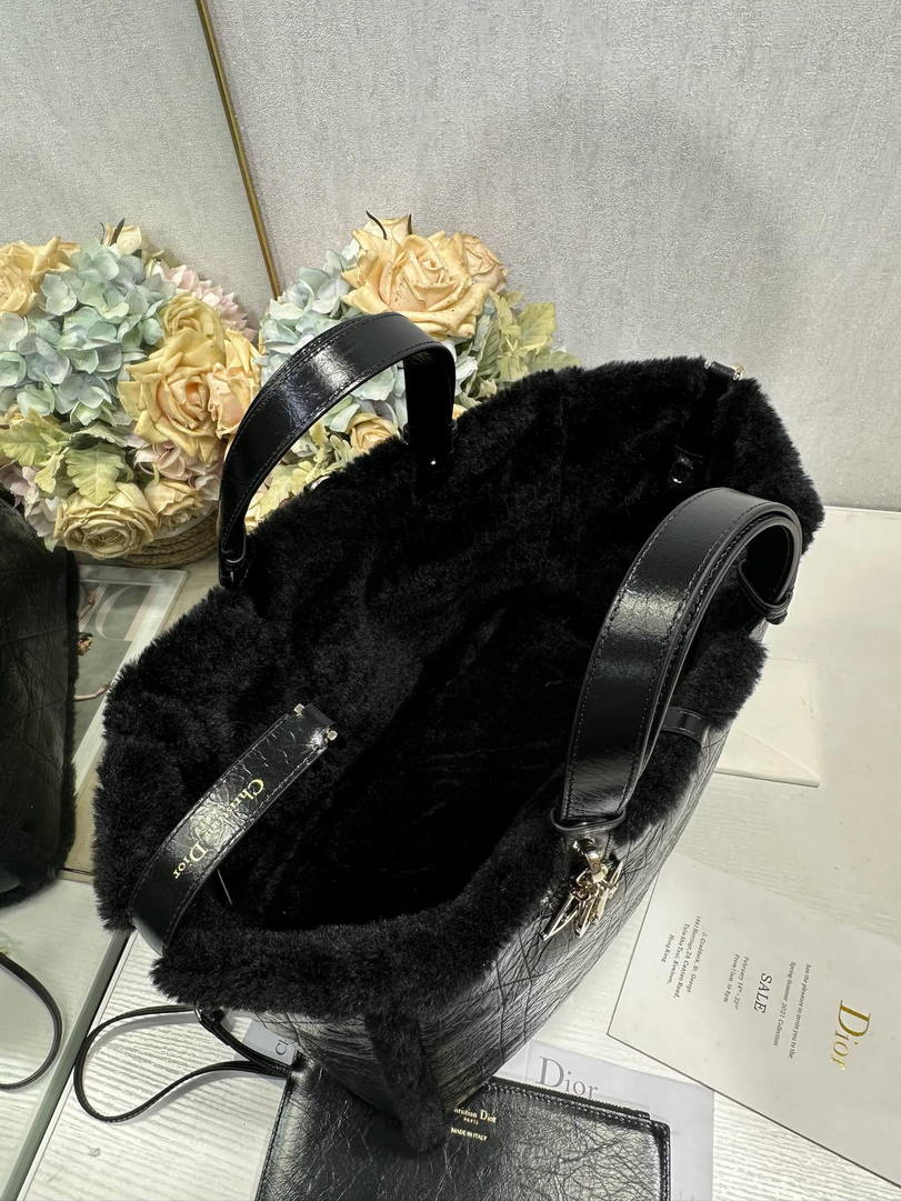 Dior M2820 Large Dior Toujours Bag Black Macrocannage Crinkled Calfskin and Merino Wool
