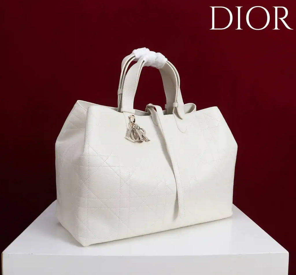 Dior M2820 Large Dior Toujours Bag White Flat Macrocannage Calfskin