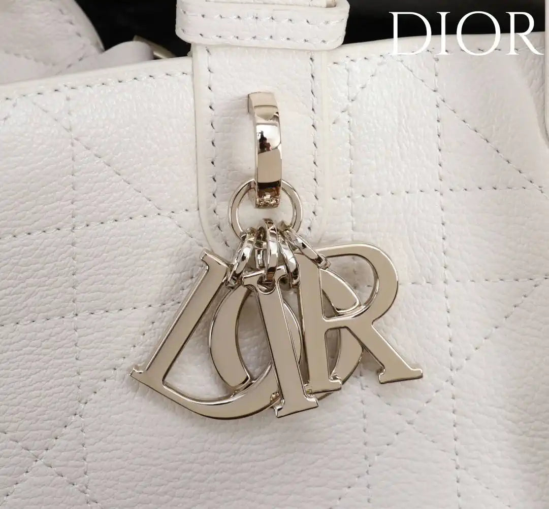 Dior M2820 Large Dior Toujours Bag White Flat Macrocannage Calfskin