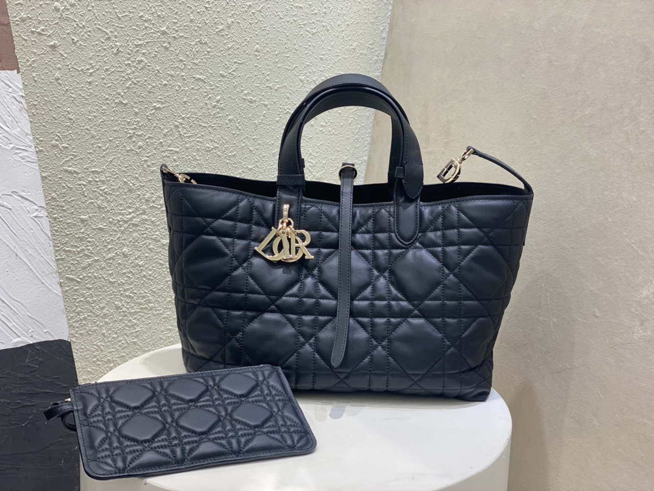 Dior M2821 Medium Dior Toujours Bag Black Macrocannage Calfskin - Default Title - View 1