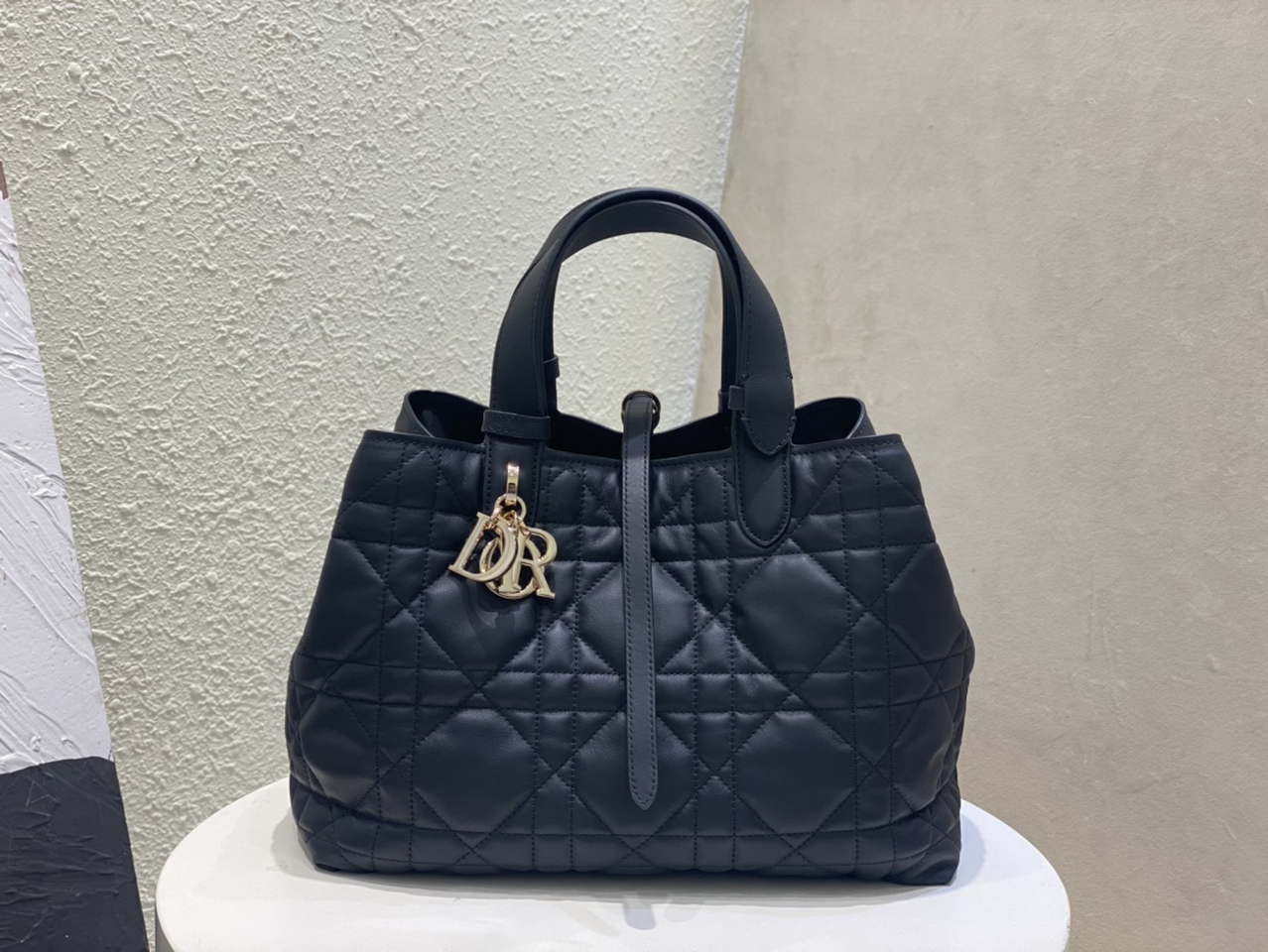 Dior M2821 Medium Dior Toujours Bag Black Macrocannage Calfskin