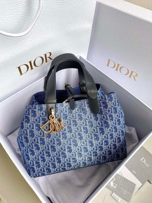 Dior M2821 Medium Dior Toujours Bag Blue Denim Dior Oblique Jacquard - Default Title - View 1