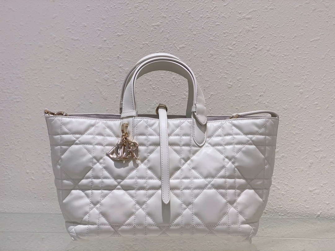 Dior M2821 Medium Dior Toujours Bag White Macrocannage Calfskin - Default Title - View 1