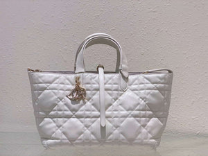 Dior M2821 Medium Dior Toujours Bag White Macrocannage Calfskin - Default Title - View 1