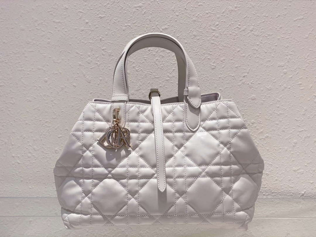 Dior M2821 Medium Dior Toujours Bag White Macrocannage Calfskin