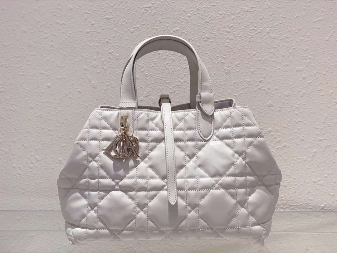 Dior M2821 Medium Dior Toujours Bag White Macrocannage Calfskin