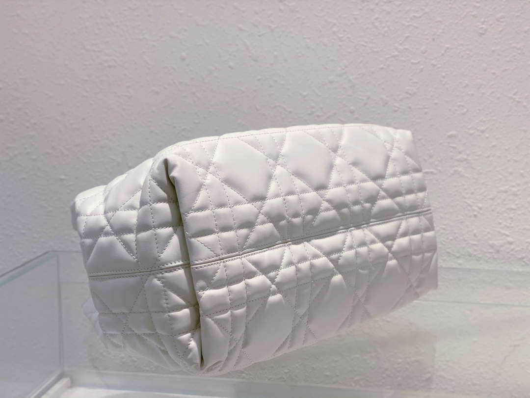 Dior M2821 Medium Dior Toujours Bag White Macrocannage Calfskin