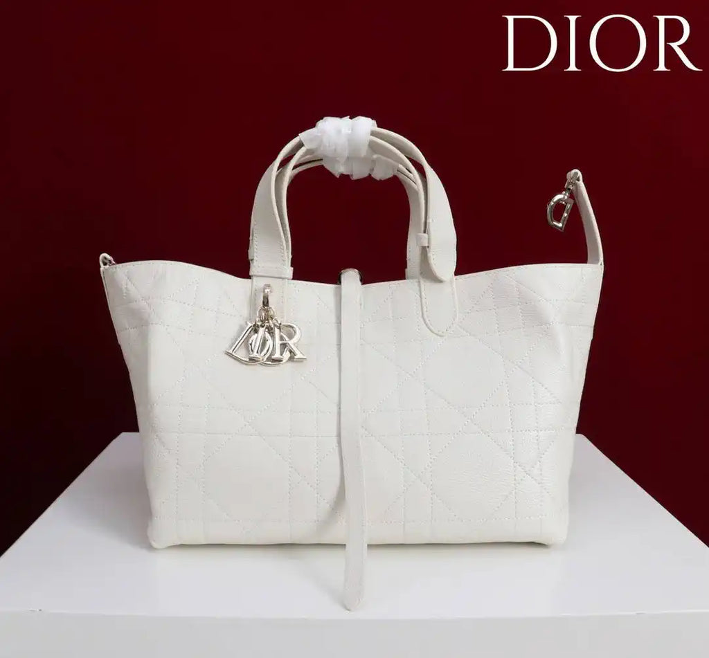 Dior M2821 Medium Dior Toujours Bag White Macrocannage Grained Calfskin