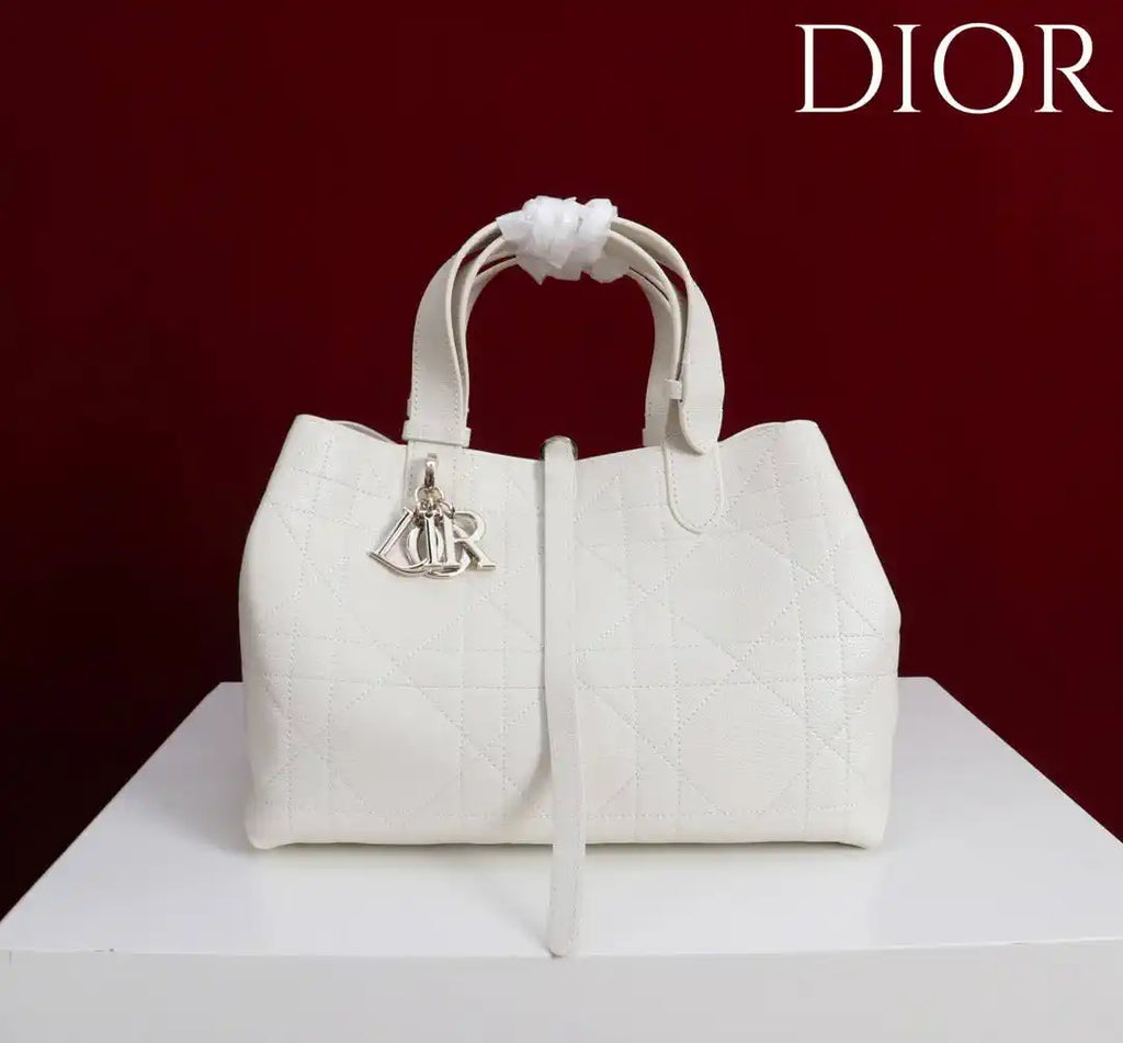 Dior M2821 Medium Dior Toujours Bag White Macrocannage Grained Calfskin