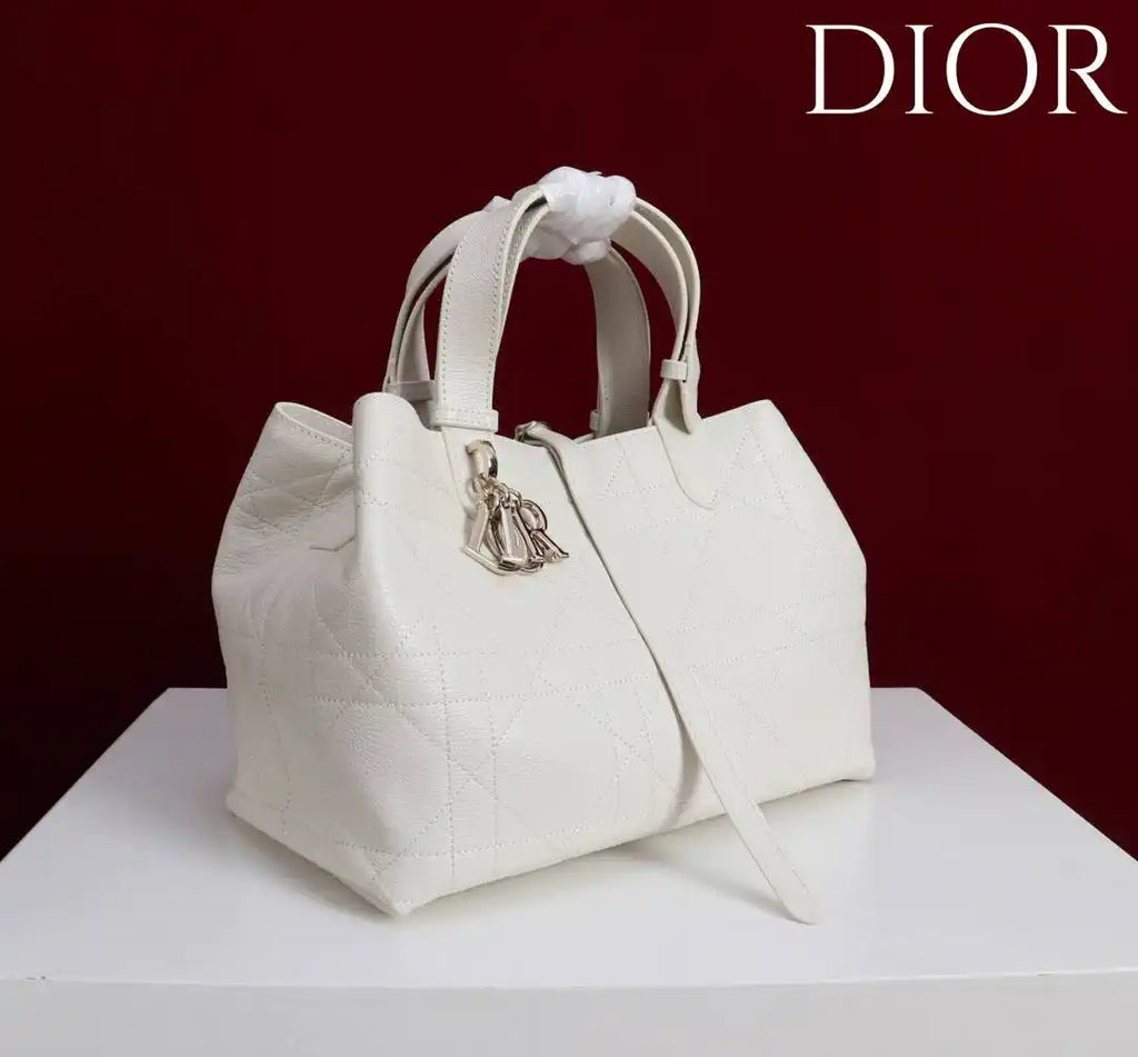 Dior M2821 Medium Dior Toujours Bag White Macrocannage Grained Calfskin
