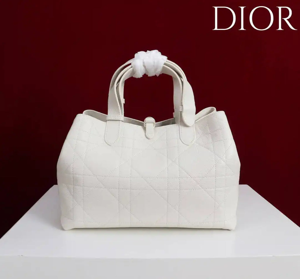 Dior M2821 Medium Dior Toujours Bag White Macrocannage Grained Calfskin