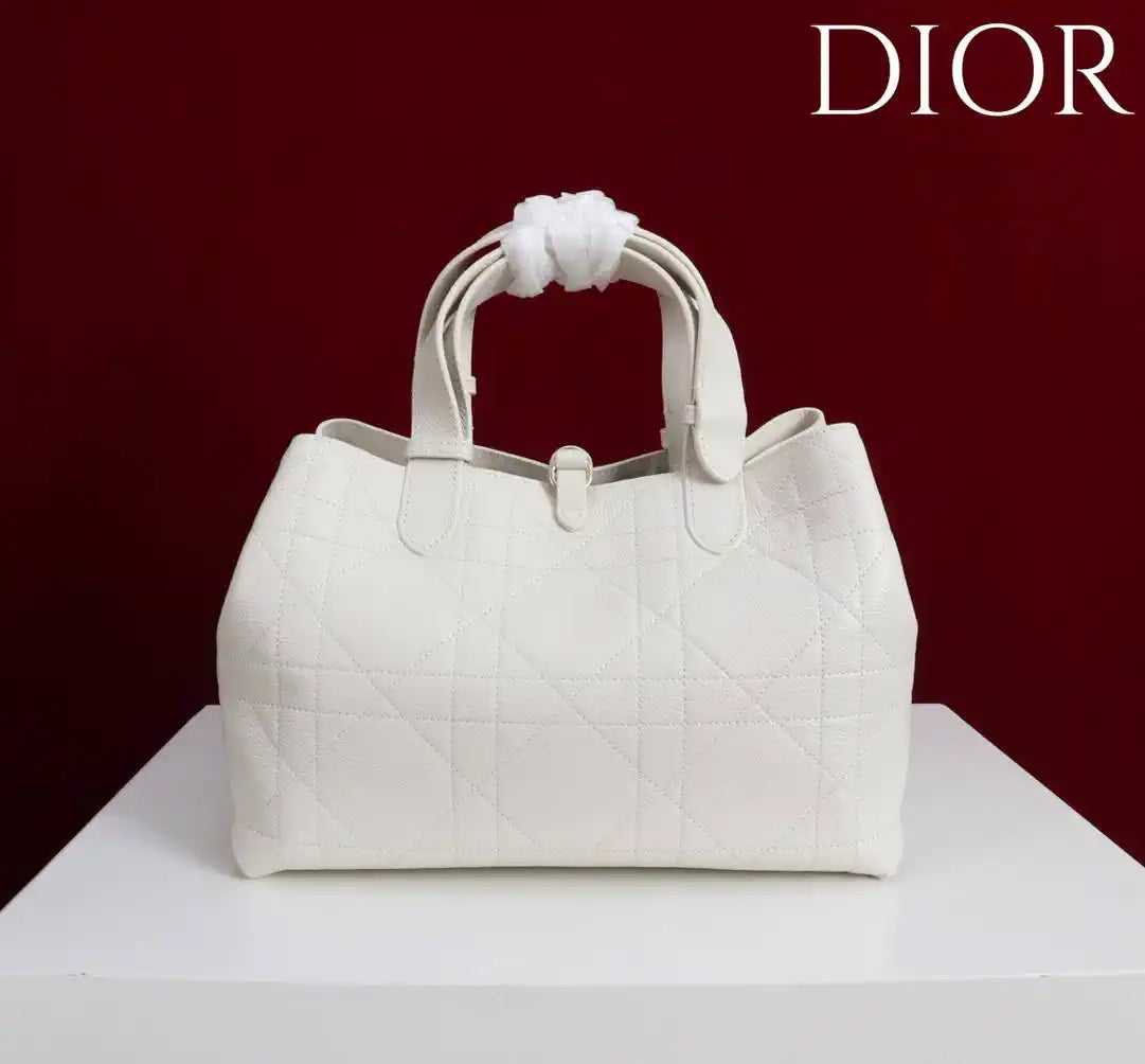 Dior M2821 Medium Dior Toujours Bag White Macrocannage Grained Calfskin