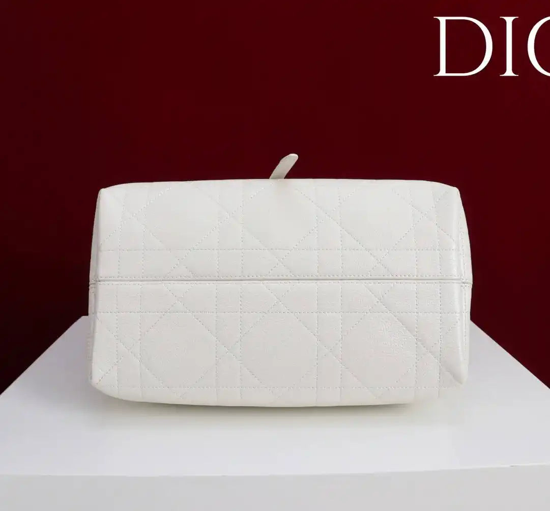 Dior M2821 Medium Dior Toujours Bag White Macrocannage Grained Calfskin