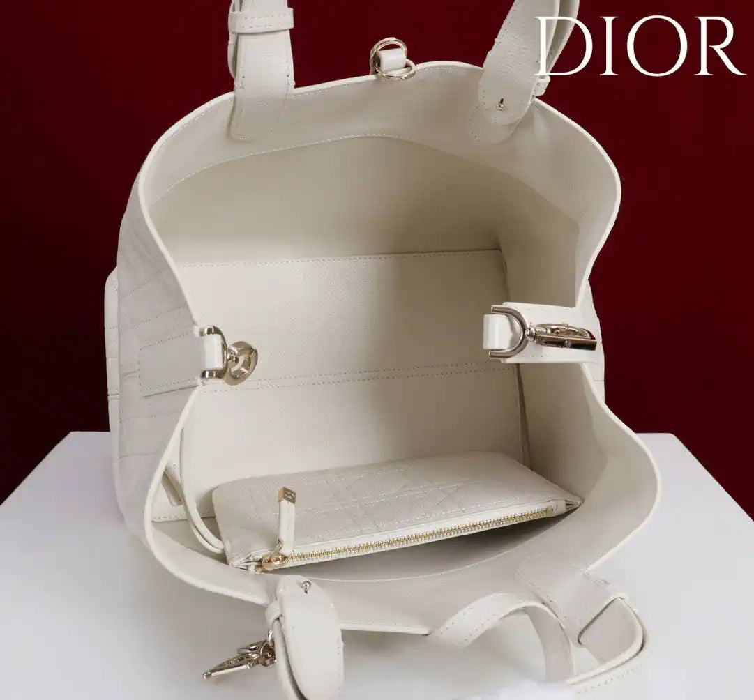 Dior M2821 Medium Dior Toujours Bag White Macrocannage Grained Calfskin