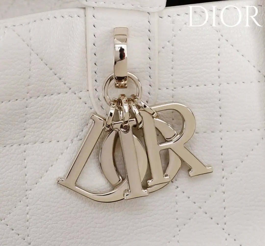 Dior M2821 Medium Dior Toujours Bag White Macrocannage Grained Calfskin