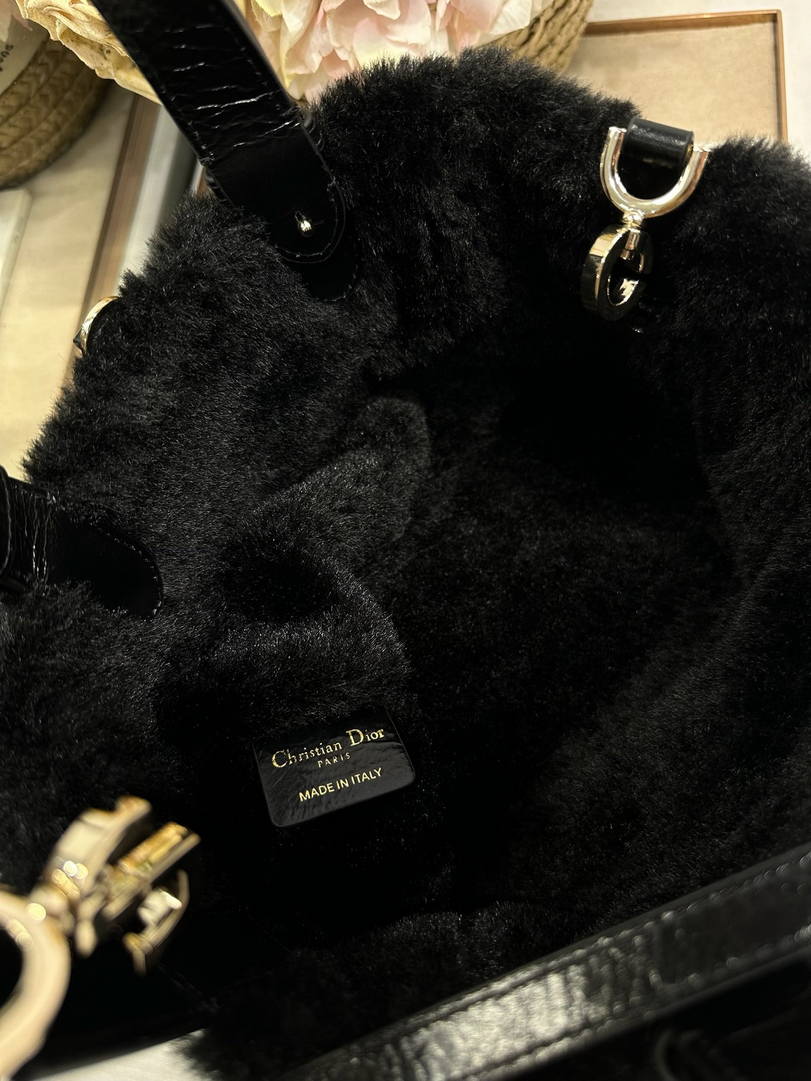 Dior M2822 Small Dior Toujours Bag Black Macrocannage Crinkled Calfskin and Merino Wool
