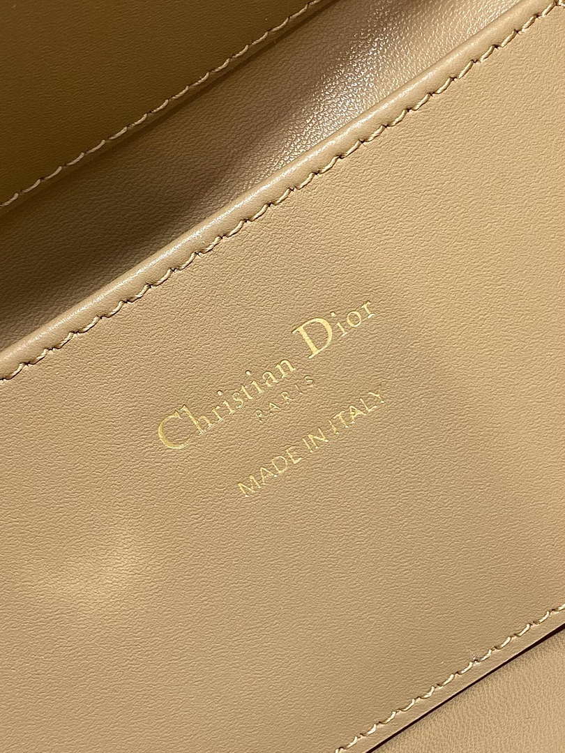 Dior M2835 Small Dior Toujours Vertical Tote Bag Sand Macrocannage Calfskin