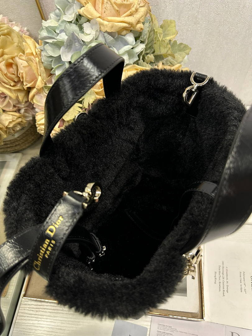 Dior M2836 Medium Dior Toujours Bag Black Macrocannage Crinkled Calfskin and Merino Wool