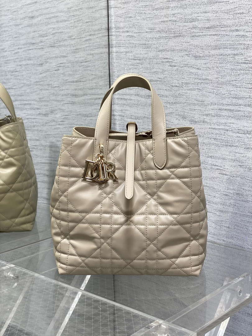 Dior M2836 Medium Dior Toujours Vertical Tote Bag Apricot Macrocannage Calfskin