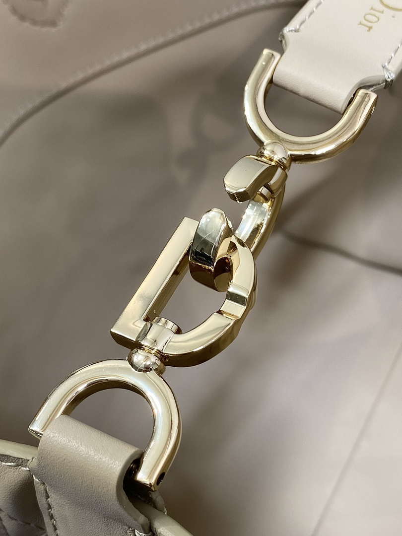 Dior M2836 Medium Dior Toujours Vertical Tote Bag Apricot Macrocannage Calfskin