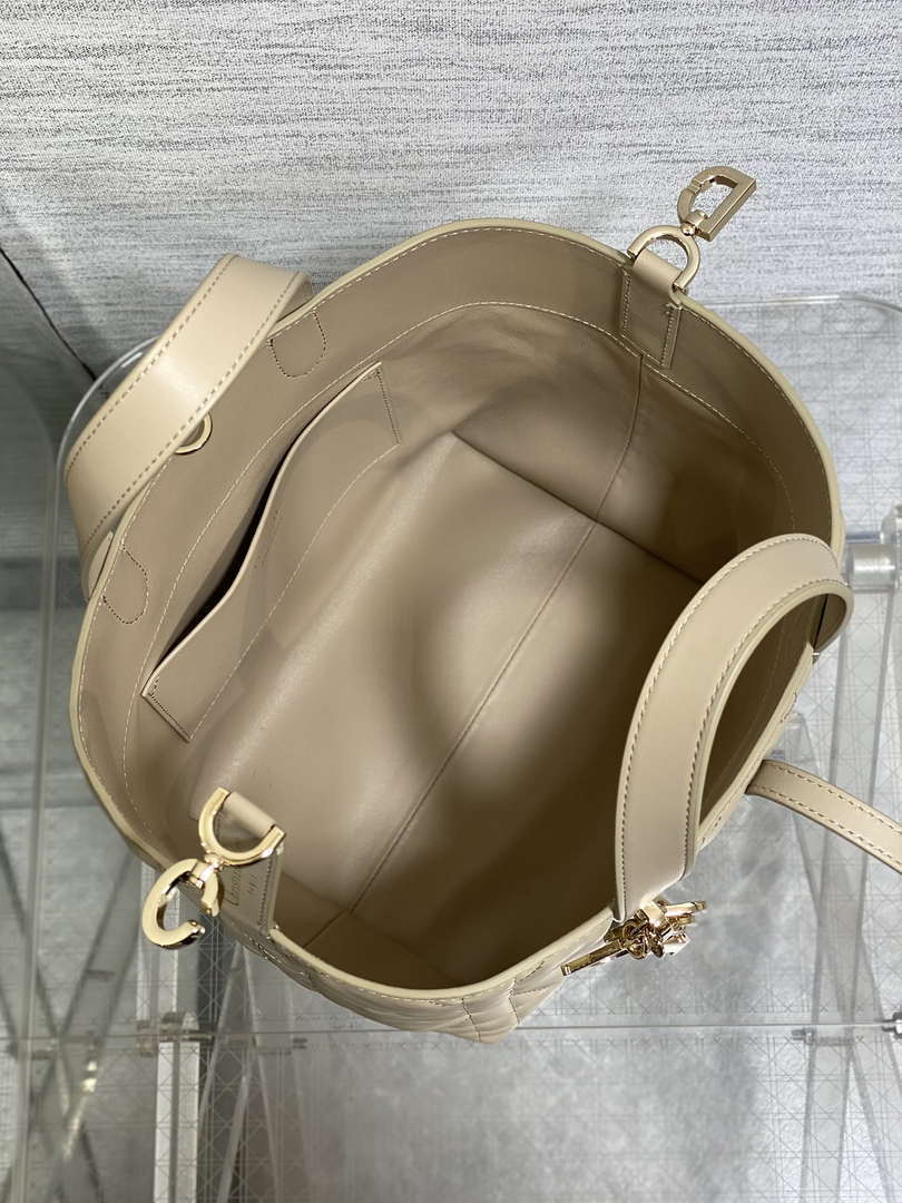 Dior M2836 Medium Dior Toujours Vertical Tote Bag Apricot Macrocannage Calfskin