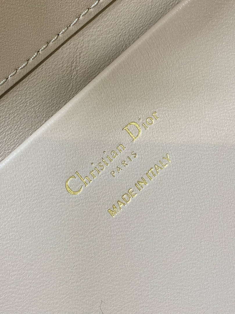 Dior M2836 Medium Dior Toujours Vertical Tote Bag Apricot Macrocannage Calfskin