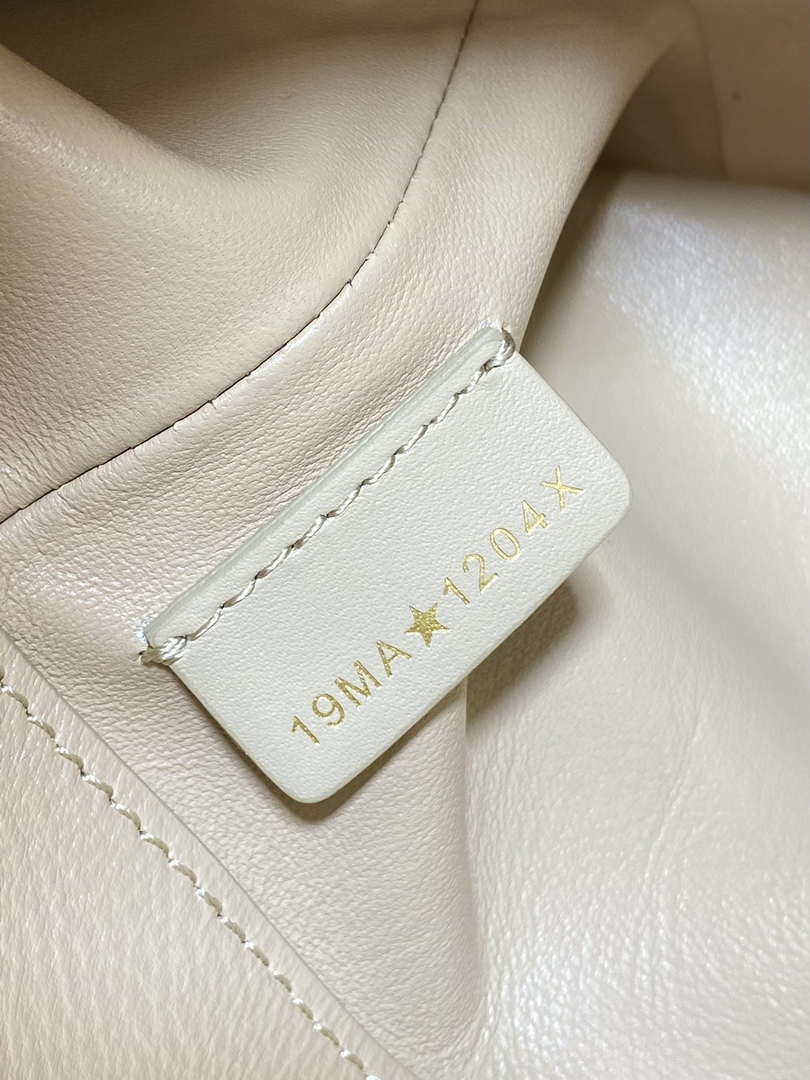 Dior M2836 Medium Dior Toujours Vertical Tote Bag Apricot Macrocannage Calfskin