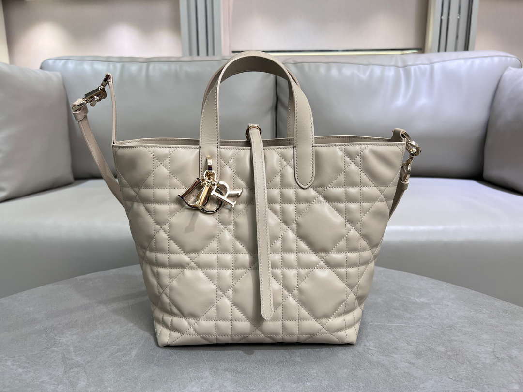 Dior M2836 Medium Dior Toujours Vertical Tote Bag Beige Macrocannage Calfskin