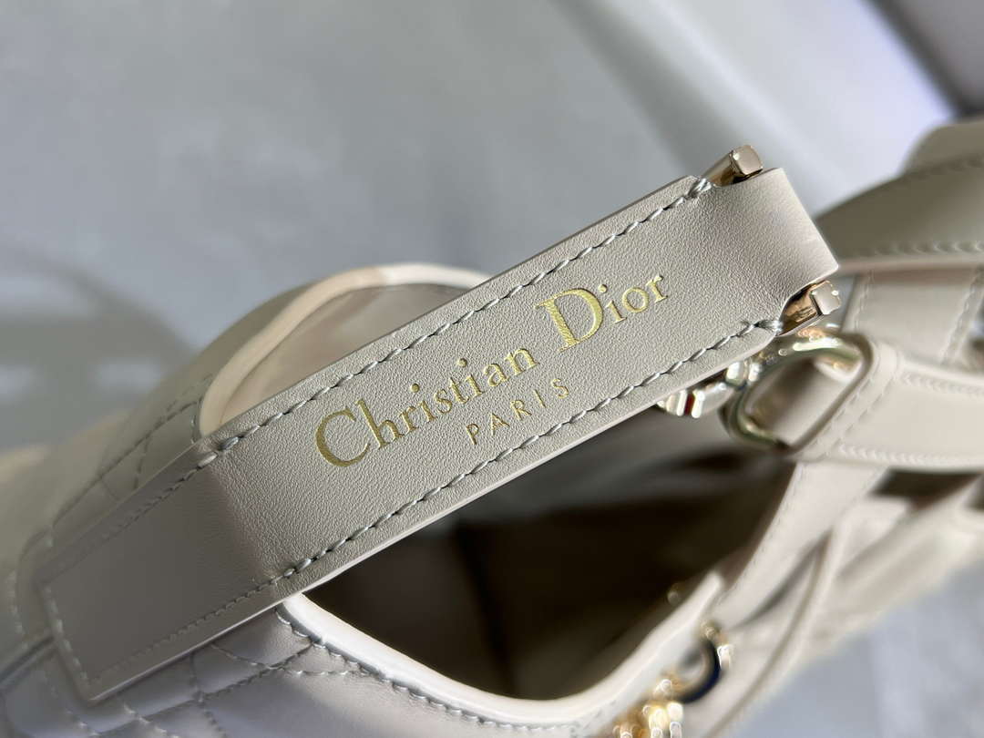 Dior M2836 Medium Dior Toujours Vertical Tote Bag Beige Macrocannage Calfskin