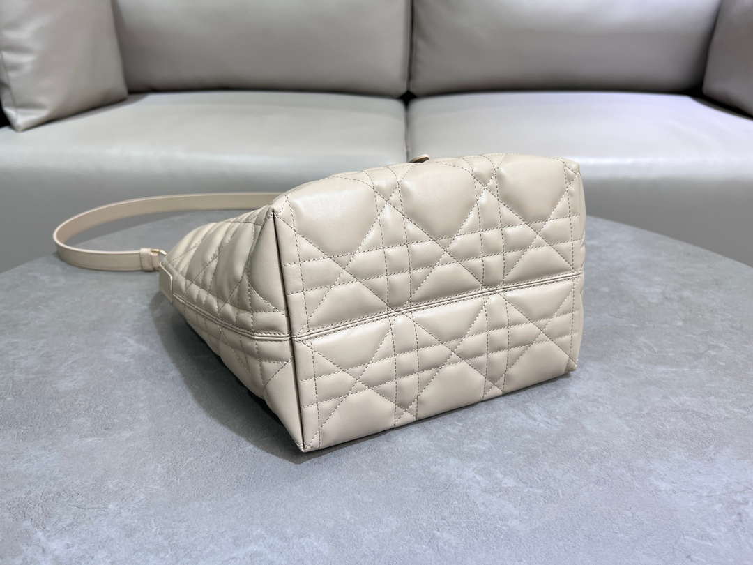 Dior M2836 Medium Dior Toujours Vertical Tote Bag Beige Macrocannage Calfskin