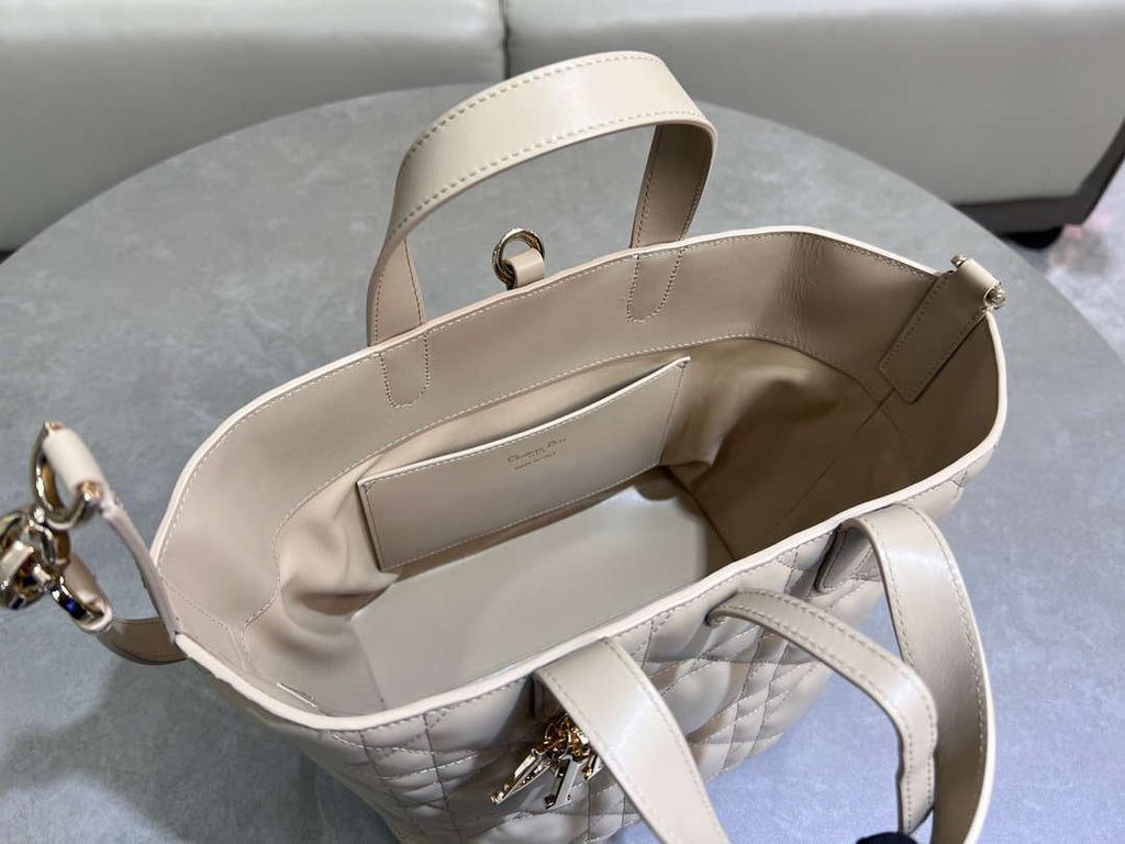 Dior M2836 Medium Dior Toujours Vertical Tote Bag Beige Macrocannage Calfskin