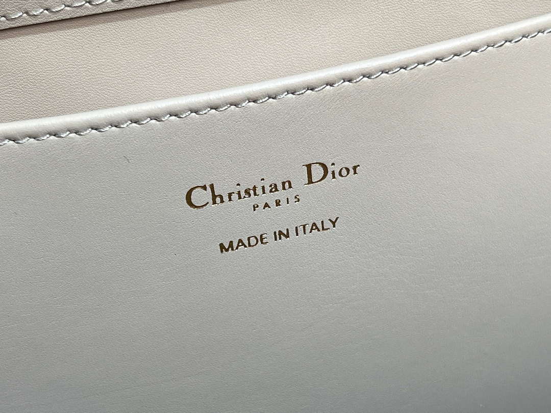 Dior M2836 Medium Dior Toujours Vertical Tote Bag Beige Macrocannage Calfskin