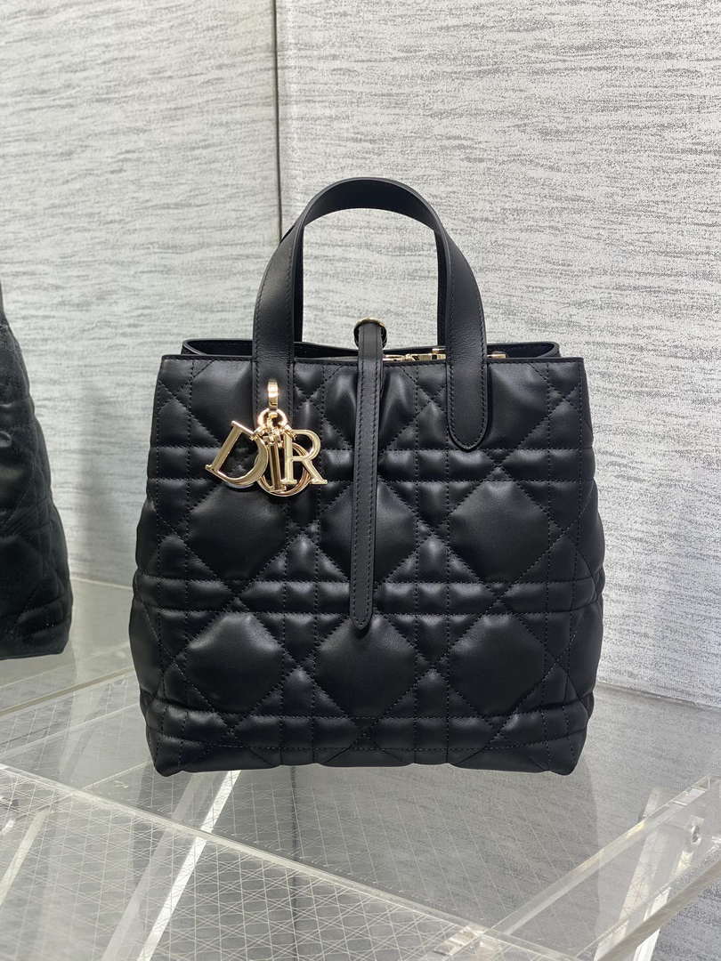 Dior M2836 Medium Dior Toujours Vertical Tote Bag Black Macrocannage Calfskin