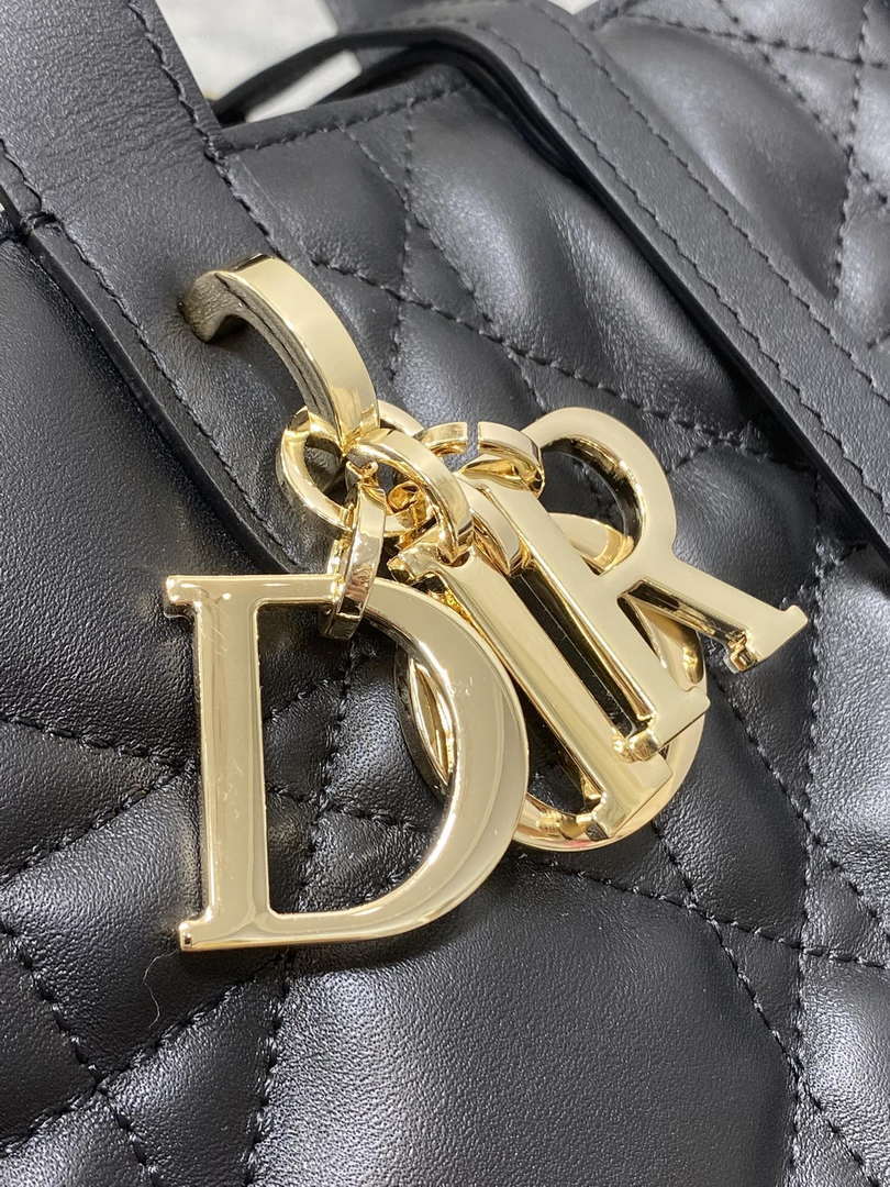 Dior M2836 Medium Dior Toujours Vertical Tote Bag Black Macrocannage Calfskin