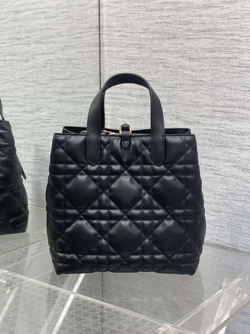Dior M2836 Medium Dior Toujours Vertical Tote Bag Black Macrocannage Calfskin