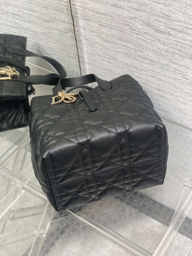 Dior M2836 Medium Dior Toujours Vertical Tote Bag Black Macrocannage Calfskin