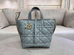 Dior M2836 Medium Dior Toujours Vertical Tote Bag Blue Macrocannage Calfskin - Default Title - View 1