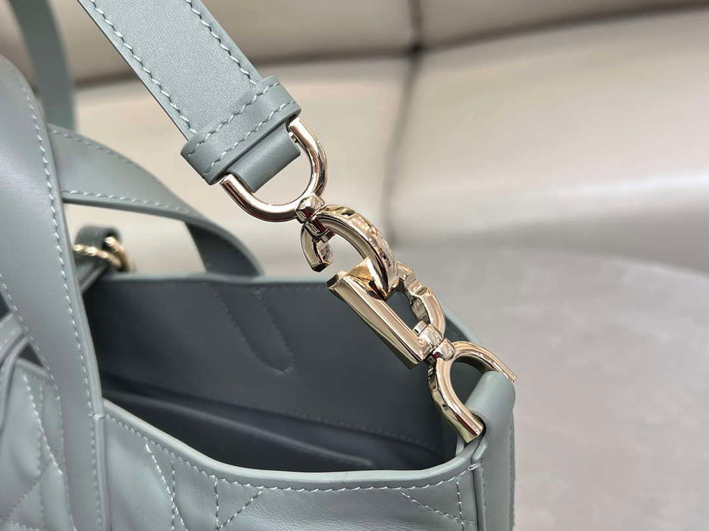 Dior M2836 Medium Dior Toujours Vertical Tote Bag Blue Macrocannage Calfskin