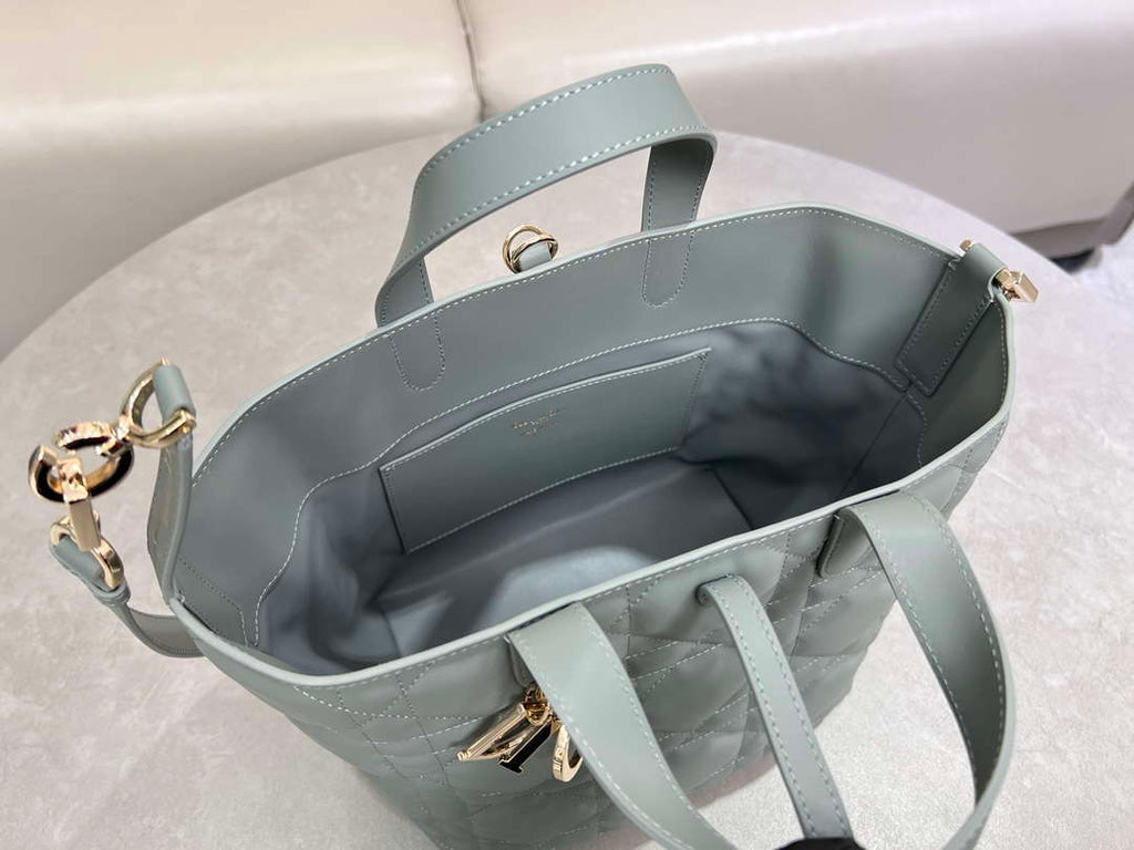 Dior M2836 Medium Dior Toujours Vertical Tote Bag Blue Macrocannage Calfskin