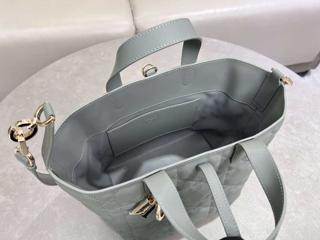 Dior M2836 Medium Dior Toujours Vertical Tote Bag Blue Macrocannage Calfskin
