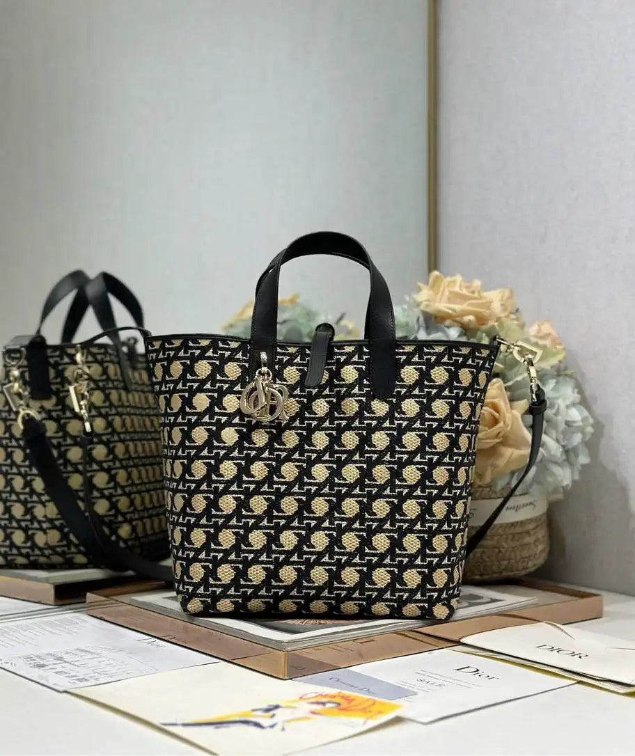 Dior M2836 Medium Dior Toujours Vertical Tote Bag embroidered with quilted detailing