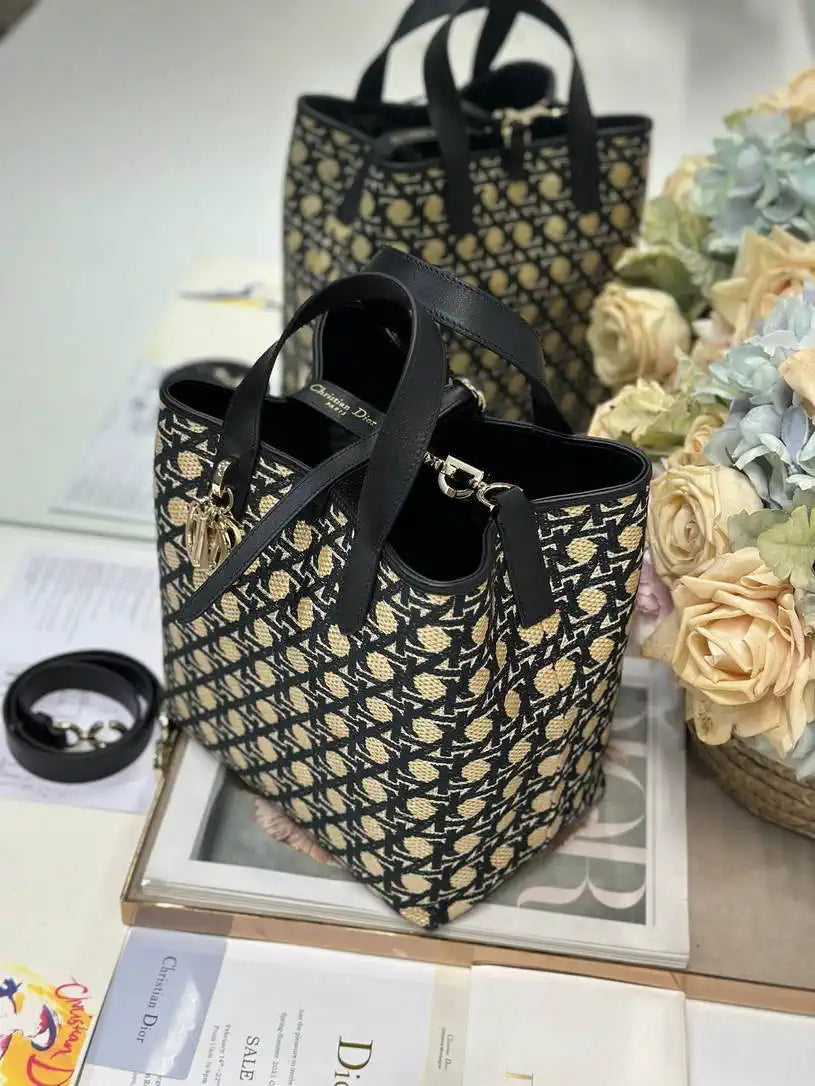 Dior M2836 Medium Dior Toujours Vertical Tote Bag embroidered with quilted detailing