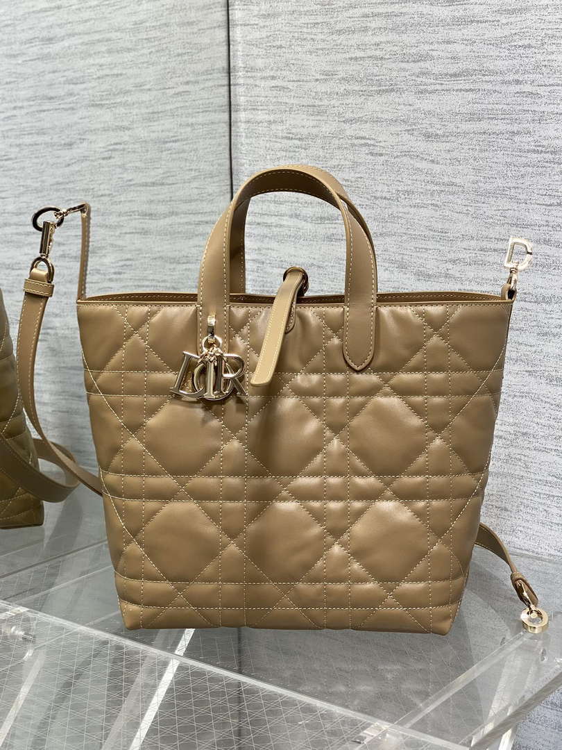 Dior M2836 Medium Dior Toujours Vertical Tote Bag Sand Macrocannage Calfskin