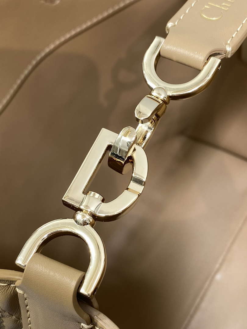 Dior M2836 Medium Dior Toujours Vertical Tote Bag Sand Macrocannage Calfskin