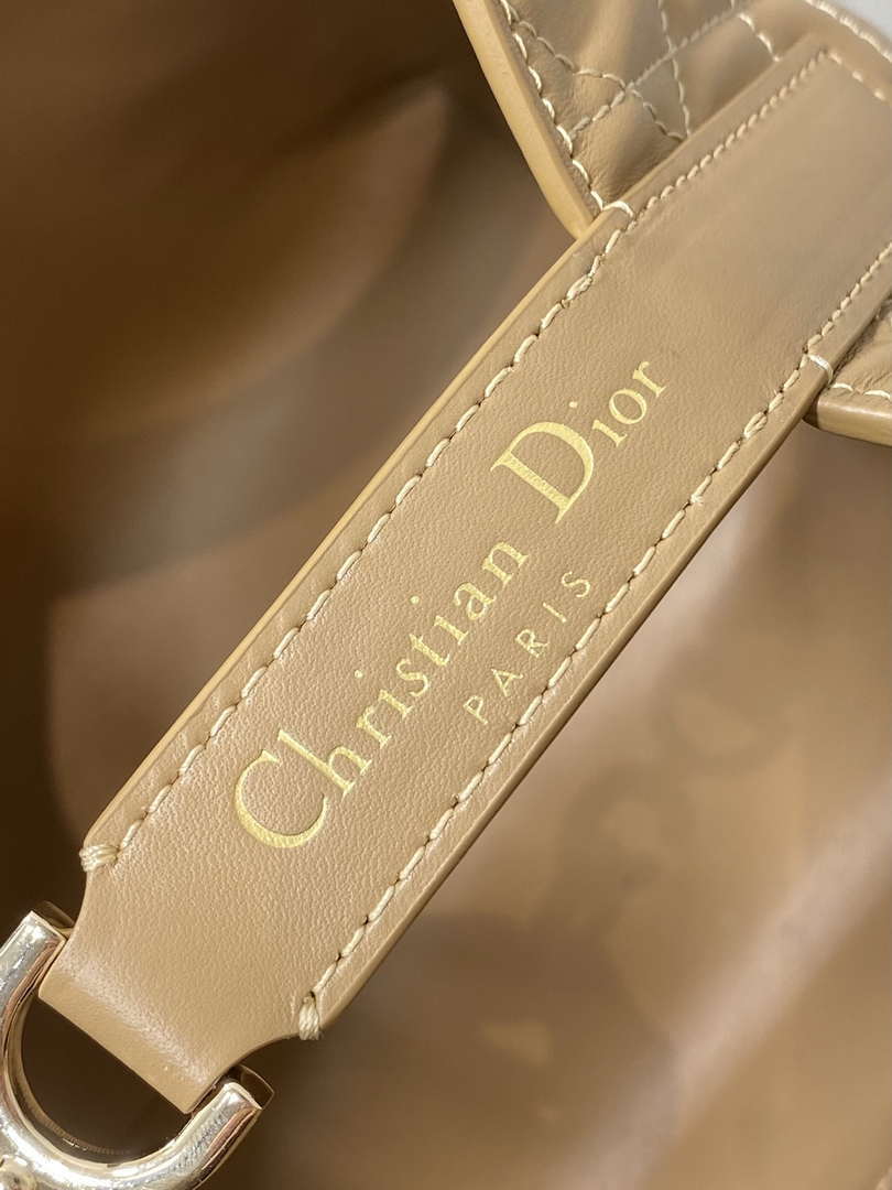 Dior M2836 Medium Dior Toujours Vertical Tote Bag Sand Macrocannage Calfskin
