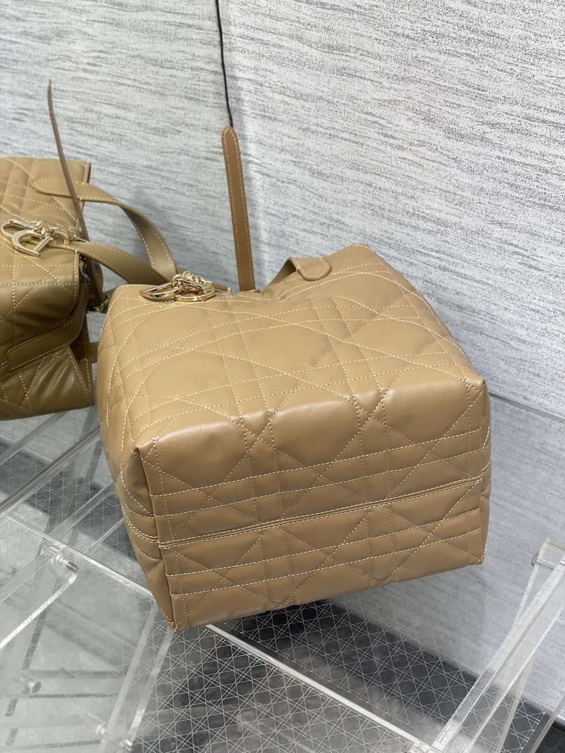 Dior M2836 Medium Dior Toujours Vertical Tote Bag Sand Macrocannage Calfskin