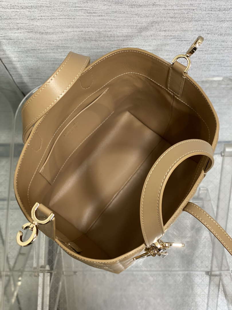 Dior M2836 Medium Dior Toujours Vertical Tote Bag Sand Macrocannage Calfskin