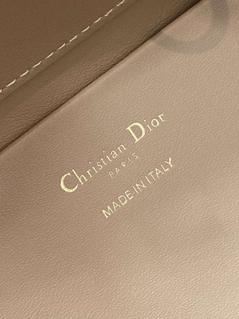 Dior M2836 Medium Dior Toujours Vertical Tote Bag Sand Macrocannage Calfskin