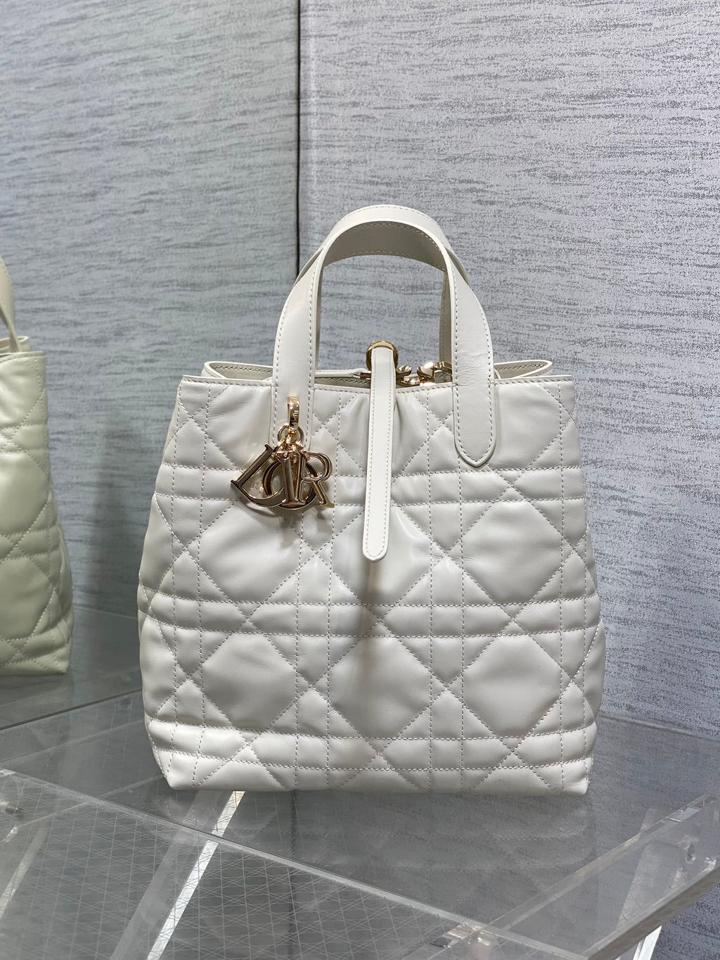 Dior M2836 Medium Dior Toujours Vertical Tote Bag White Macrocannage Calfskin